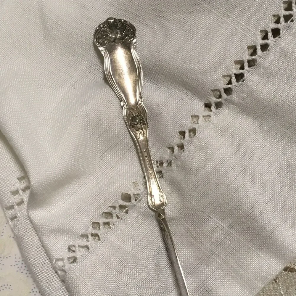 Vintage Silver Plate Master Butter Knife Rogers & Son Ornate Floral Shell 7.5